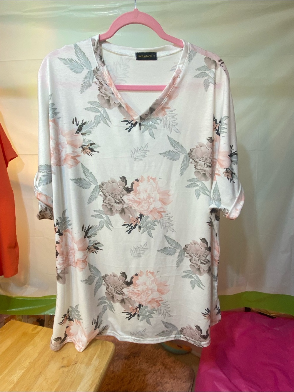 Fantaslook Floral V-Neck Tunic Top in Soft Pink and Gray